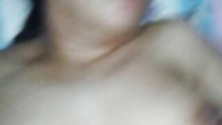 ໄວລຸ້ນໄດ້ຮັບການສ້າງຄວາມຫມັ້ນໃນໄລຍະ tits ຂອງນາງ